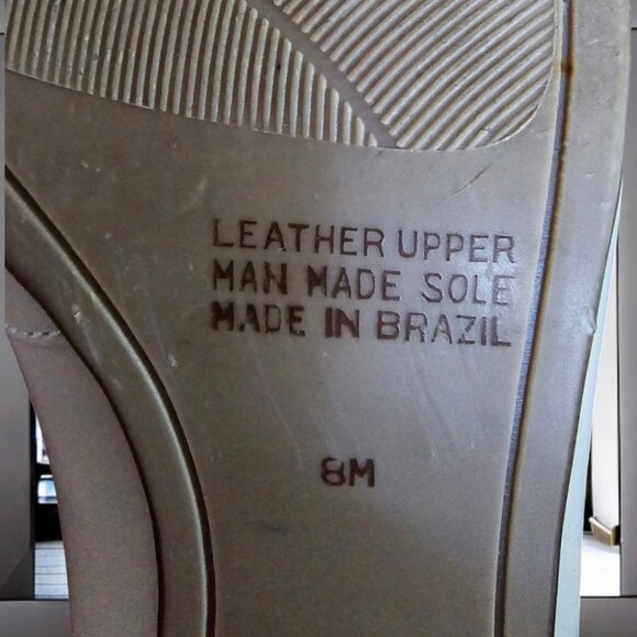 Elegant White Heels with Gold Accent - Picture 5 of 9